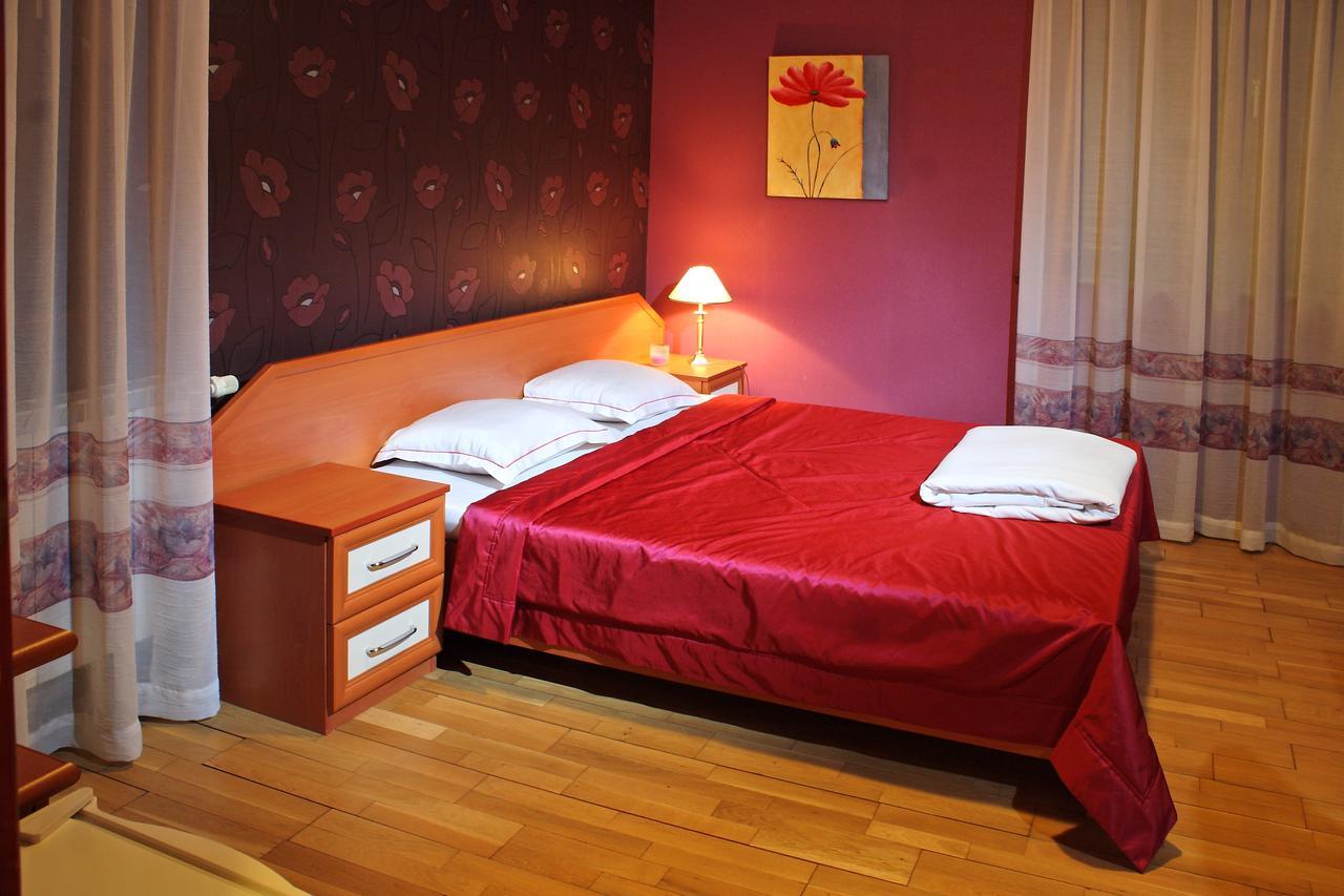Hotel Green Garden Шумен Экстерьер фото